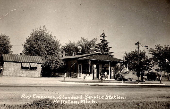 PELLSTON MICHIGANROY EMERSON STANDARD SERVICE STATIONGAS PUMPS1940S CARS RPPC